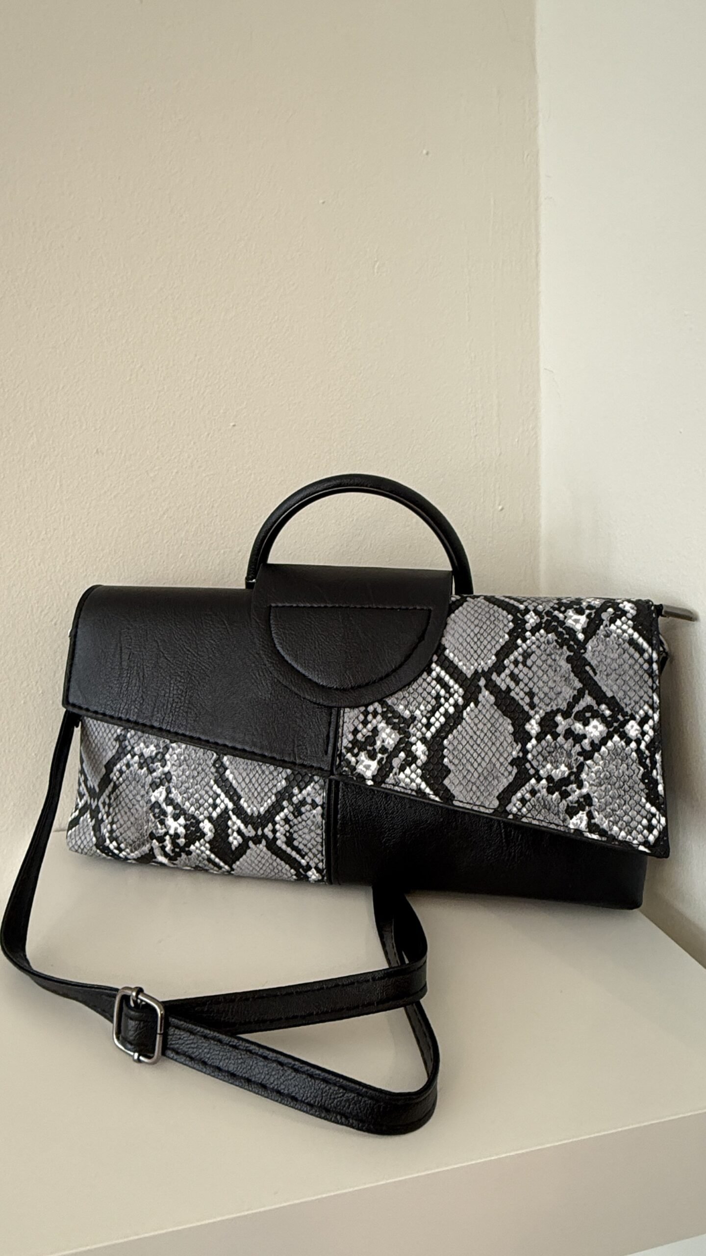 Τσαντα χειρος ωμου ασπρομαυρη