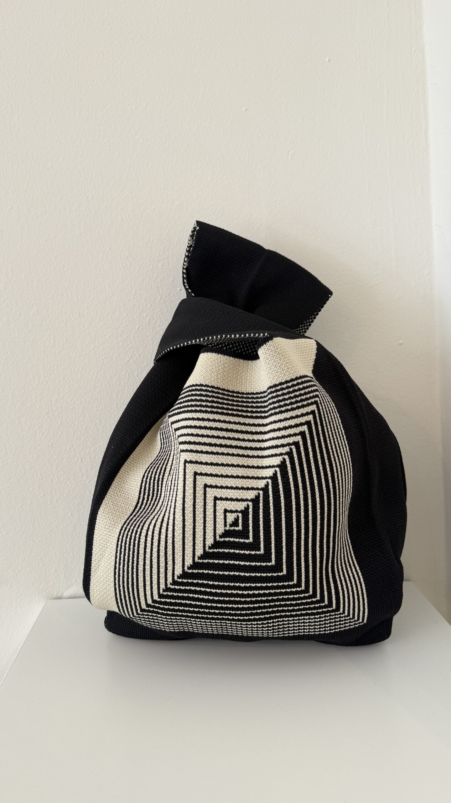 Τσαντακι χειρος μαυρο εκρου